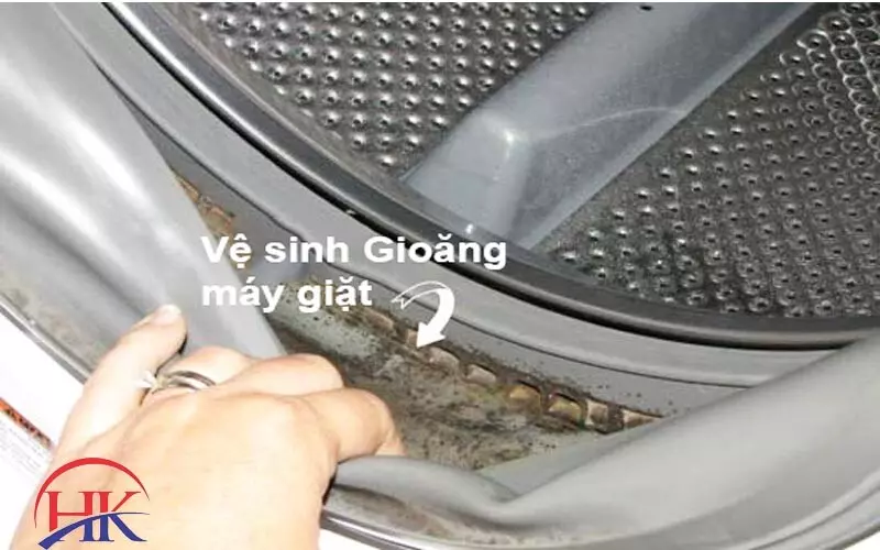 Vệ Sinh Máy Giặt Aqua: Đừng Bỏ Qua 6 Bước Quan Trọng Này Vệ sinh gioăng cửa máy giặt Aqua