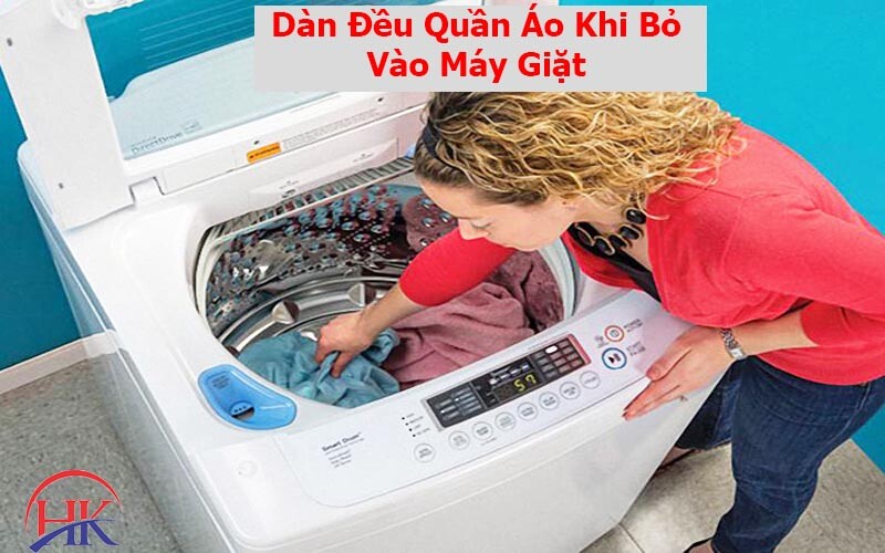 dàn đều quần áo khi bỏ vào máy giặt