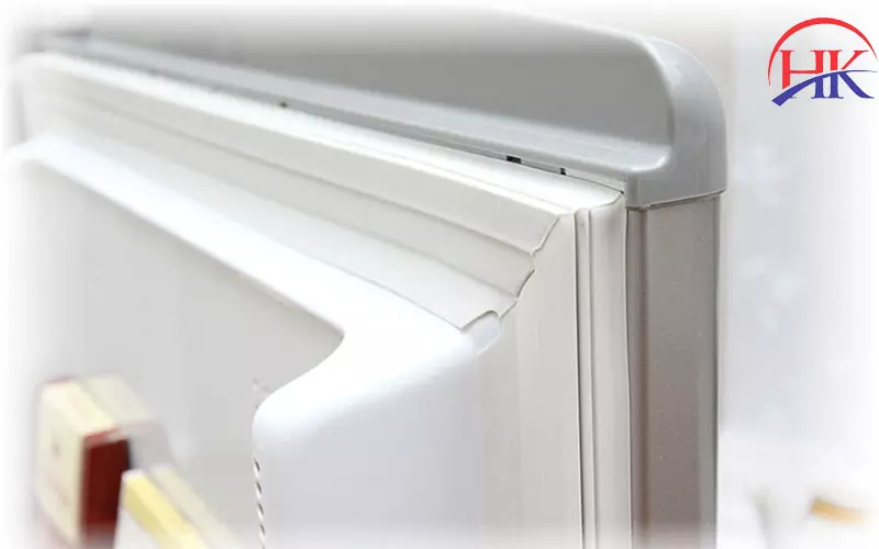 Cánh Tủ Lạnh Bị Xệ? Hướng Dẫn Tự Kiểm Tra & Xử Lý Đơn Giản Cửa tủ bị hở