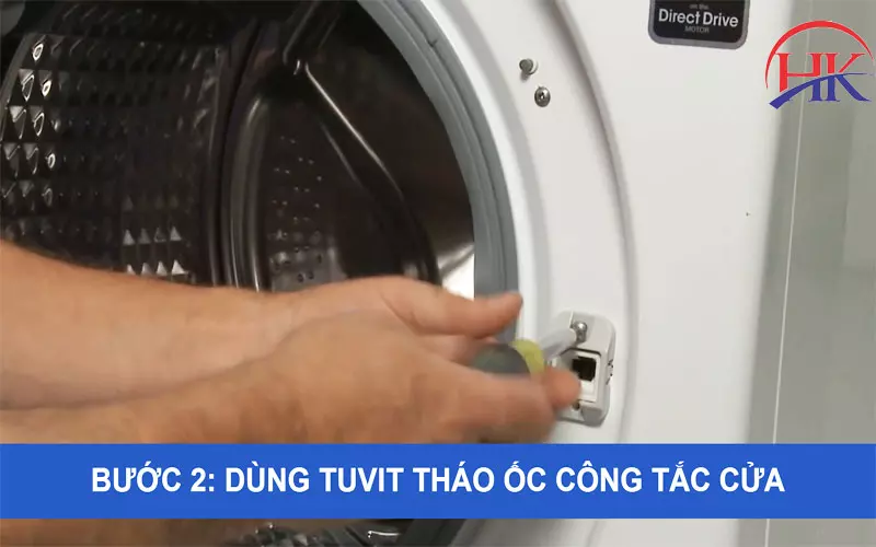 Bí Quyết Xử Lý Máy Giặt Không Mở Được Cửa Từ Thợ Chuyên Nghiệp Tháo ốc giữ cụm công tắc