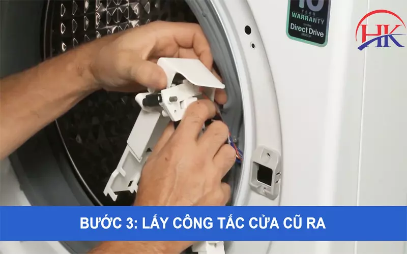 Bí Quyết Xử Lý Máy Giặt Không Mở Được Cửa Từ Thợ Chuyên Nghiệp Lấy công tắc cửa cũ ra