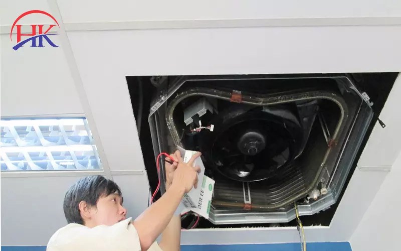 Vệ Sinh Máy Lạnh Âm Trần Nhanh Chóng, Đúng Cách - Tránh Hư Hỏng Thợ vệ sinh máy lạnh âm trần chuyên nghiệp