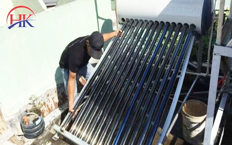 thợ sửa máy năng lượng mặt trời