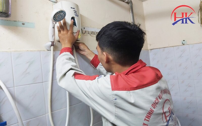 thợ sửa máy nước nóng tại Điện Lạnh HK