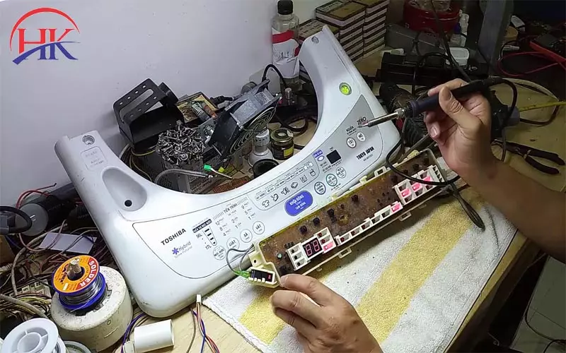 Máy Giặt Toshiba Không Lên Nguồn? Nên Tự Sửa Hay Gọi Thợ? Sửa bo mạch máy giặt Toshiba