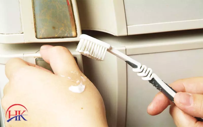 Bật Mí! Cách Vệ Sinh Ron Tủ Lạnh Tại Nhà & Mẹo Chống Ẩm Mốc Cách vệ sinh ron tủ lạnh bằng kem đánh răng