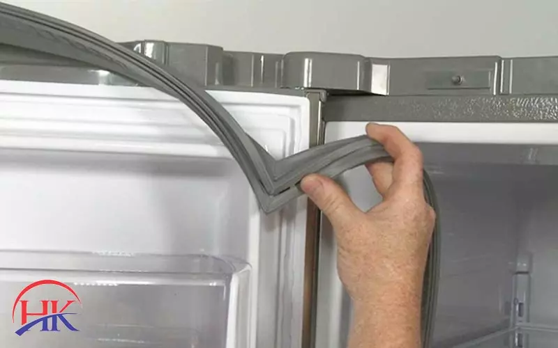Tủ Lạnh Bị Đổ Mồ Hôi: Nguyên Nhân Do Đâu? Khắc Phục Thế Nào? Tủ lạnh bị đổ mồ hôi do ron tủ mất độ đàn hồi