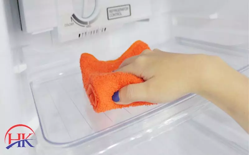 Tủ Lạnh Bị Đổ Mồ Hôi: Nguyên Nhân Do Đâu? Khắc Phục Thế Nào? Vệ sinh tủ lạnh định kỳ