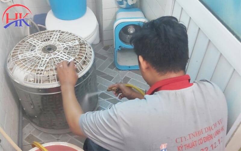 Thợ vệ sinh máy giặt cửa trên tại Điện Lạnh HK