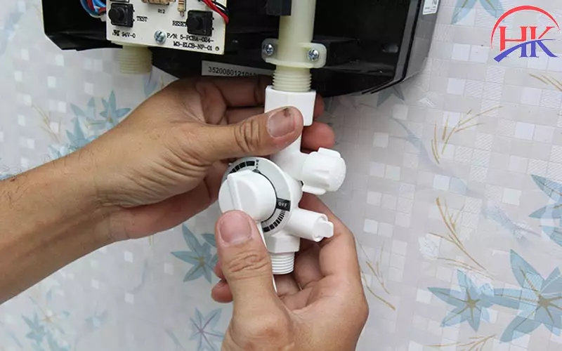 Hướng Dẫn Tự Vệ Sinh Máy Nước Nóng An Toàn Chỉ 5 Bước Tại Nhà! Thợ vệ sinh máy nước nóng - Điện Lạnh HK