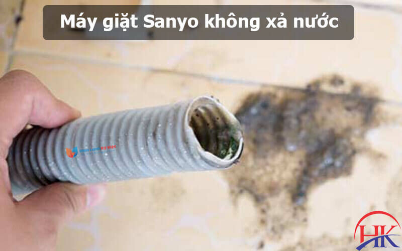Máy giặt Sanyo không xả nước do ống xả bị tắt