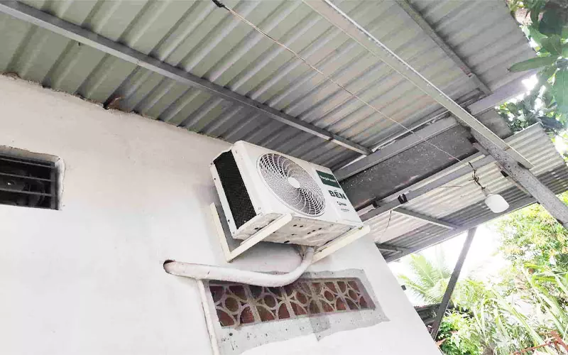 Bật Mí Cách Vệ Sinh Máy Lạnh Nagakawa Tại Nhà - Nhanh Và Sạch Kỹ thuật viên đang vệ sinh dàn lạnh máy Nagakawa