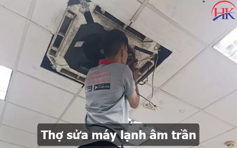 3 Sai Lầm Nghiêm Trọng Khi Tự Sửa Máy Lạnh Âm Trần Tại Nhà Cần Chú Ý Thợ điện lạnh HK đang xử lý hệ thống điều hòa giấu trần