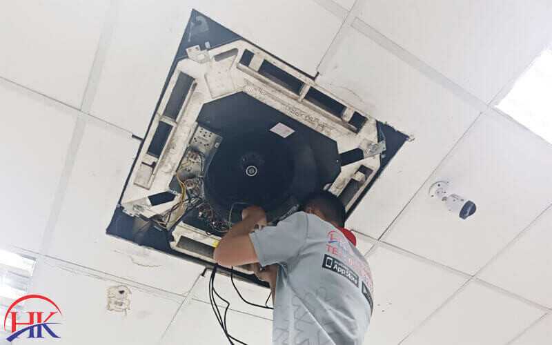 Thợ sửa máy lạnh trung tâm tại Điện Lạnh HK